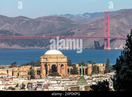 Palazzo delle Belle Arti e famoso ponte Golden Gate sulla Baia di San Francisco vicino all'Oceano Pacifico, California, Stati Uniti Foto Stock