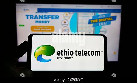 Stoccarda, Germania, 01-09-2022: Persona con smartphone con logo della società etiope di telecomunicazioni Ethio Telecom sullo schermo di fronte Foto Stock