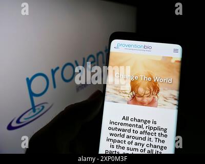 Stoccarda, Germania, 01-09-2022: Persona che detiene il cellulare con pagina web della società farmaceutica statunitense Provention Bio Inc. Su schermo con logo. Concentrati su Foto Stock