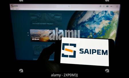 Stoccarda, Germania, 01-09-2022: Persona con smartphone con logo della società italiana di servizi petroliferi Saipem S.p.A. sullo schermo davanti al sito web. Foto Stock