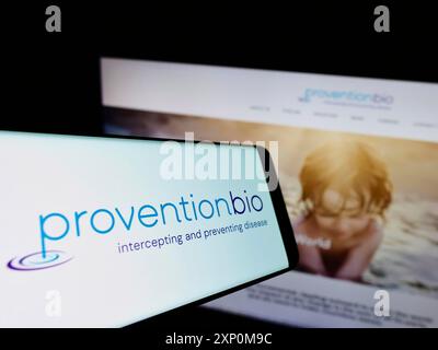 Stoccarda, Germania, 01-09-2022: Telefono cellulare con logo della società farmaceutica americana Provention Bio Inc. Sullo schermo davanti al sito web. Concentrati su Foto Stock
