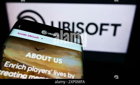Stoccarda, Germania, 01-06-2022: Telefono cellulare con pagina web della società di videogiochi francese Ubisoft Entertainment SA sullo schermo davanti al logo. Concentrati su Foto Stock