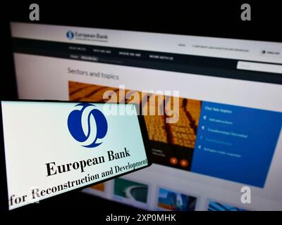 Stoccarda, Germania, 01-06-2022: Smartphone con logo della Banca europea per la ricostruzione e lo sviluppo (BERS) sullo schermo con sito Web. Concentrati su Foto Stock