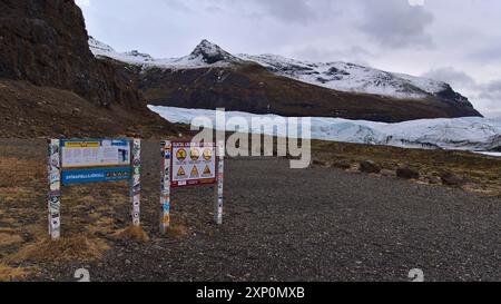 Svinafellsjoekull, Islanda, 03-25-2021: Cartelli segnaletici accanto al sentiero escursionistico per il ghiacciaio Svinafellsjokull nel Parco Nazionale Vatnajoekull nella stagione invernale Foto Stock