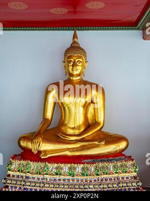 Immagine di Buddha al chiostro di Phra Rabiang, complesso Wat Pho, Bangkok, Thailandia Foto Stock