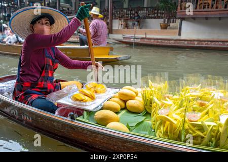 Venditrice di frutta al mercato galleggiante Damnoen Saduak vicino a Bangkok, Thailandia Foto Stock