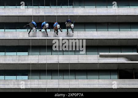 Alto edificio con finestre e finestre per la pulizia delle finestre Foto Stock