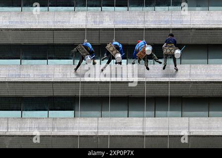 Alto edificio con finestre e finestre per la pulizia delle finestre Foto Stock