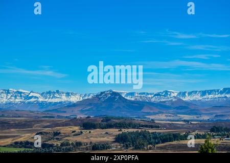 Picture Perfect Snow capped Drakensberg montagne e pianure verdi in Underberg vicino Sani Pass Africa Foto Stock