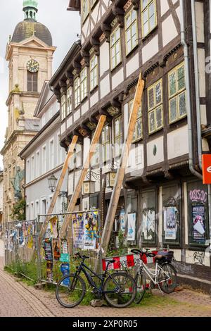 Città vecchia Chiesa di San Michele e casa delle tigri, paesaggio urbano di Goettingen, Goettingen, bassa Sassonia, Germania Foto Stock