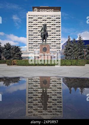 CHISINAU, MOLDAVIA, 20 marzo 2024 Monumento a Grigory Kotovsky un comandante bolscevico dell'Armata Rossa che cavalca un cavallo di fronte al vecchio hotel soviet Cosmos Foto Stock