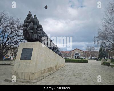 CHISINAU, MOLDAVIA, 20 marzo 2024 Monumento in memoria delle vittime della deportazione del regime comunista accanto all'edificio della stazione ferroviaria Foto Stock