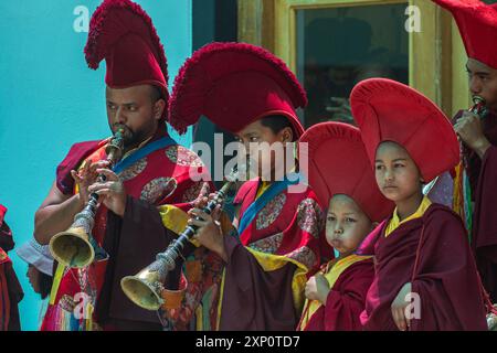 Monaci Ladakhi in un festival culturale che suona strumento musicale indossando tradizionale a Leh, India, il 5 luglio 2024 Foto Stock