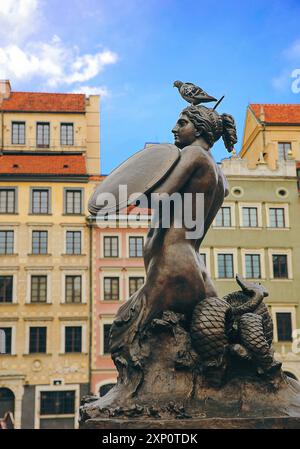 Statua della Sirenetta o Sirena nella Piazza della città Vecchia di Varsavia in Polonia, 19 aprile 2022 Foto Stock