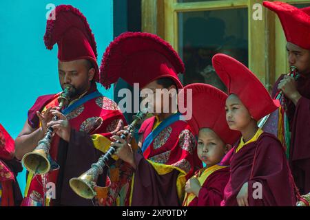 Monaci Ladakhi in un festival culturale che suona strumento musicale indossando tradizionale a Leh, India, il 5 luglio 2024 Foto Stock