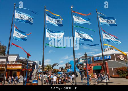 Le iconiche bandiere del Pier 39 a San Francisco, California. Foto Stock