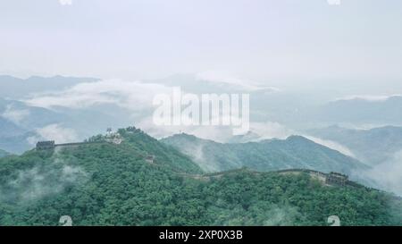 Pechino, Cina. 3 agosto 2024. Una foto aerea scattata il 3 agosto 2024 mostra lo scenario della sezione Mutianyu della grande Muraglia a Pechino, capitale della Cina. Crediti: Chen Yehua/Xinhua/Alamy Live News Foto Stock