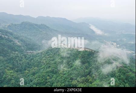 Pechino, Cina. 3 agosto 2024. Una foto aerea scattata il 3 agosto 2024 mostra lo scenario della sezione Mutianyu della grande Muraglia a Pechino, capitale della Cina. Crediti: Chen Yehua/Xinhua/Alamy Live News Foto Stock