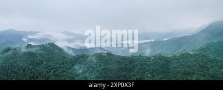 Pechino, Cina. 3 agosto 2024. Una foto panoramica aerea scattata il 3 agosto 2024 mostra il paesaggio della sezione Mutianyu della grande Muraglia a Pechino, capitale della Cina. Crediti: Chen Yehua/Xinhua/Alamy Live News Foto Stock