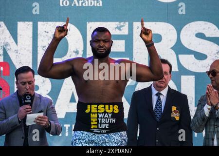 Los Angeles, California, Stati Uniti. 2 agosto 2024. Il peso maggiore Martin Bakole (20-1) salta in scala al peso per il suo combattimento con Jared Anderson (17-0) nell'undercard del titolo Terence Crawford vs Israil Madrimov sabato 3 agosto dal BMO Stadium di Los Angeles. (Credit Image: © Adam DelGiudice/ZUMA Press Wire) SOLO PER USO EDITORIALE! Non per USO commerciale! Foto Stock