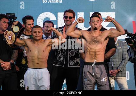 Los Angeles, California, Stati Uniti. 2 agosto 2024. WBA Super Lightweight Isaac ''˜Pitfall' Cruz (26-2-1) affronta con il suo avversario Jose Valenzuela (13-2) nell'undercard del titolo Terence Crawford vs Israil Madrimov Superwelterweight Championship sabato 3 agosto dal BMO Stadium di Los Angeles. (Credit Image: © Adam DelGiudice/ZUMA Press Wire) SOLO PER USO EDITORIALE! Non per USO commerciale! Foto Stock