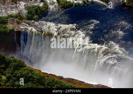 Vista aerea delle Cascate Vittoria, situate al confine tra Zambia e Zimbabwe. Questa è una cascata sul fiume Zambesi. È una delle cascate più grandi del mondo, con una larghezza di 1.708 metri. Foto Stock