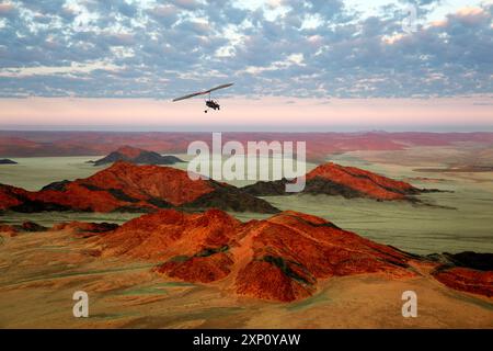 Microluce che sorvola il deserto del Namib-Naukluft in Namibia all'alba. Foto Stock