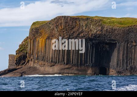 Formazioni rocciose di basalto sull'isola di Staffa, Ebridi interne, Scozia. La grotta di Fingal fu resa famosa dal compositore Felix Mendelsohn che visitò l'isola nel 1829 e poi scrisse l'Ouverture delle Ebridi, comunemente nota come l'Ouverture della grotta di Fingal. Foto Stock