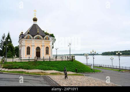 RYBINSK, RUSSIA - 20 AGOSTO 2023. Cappella di San Nicola il Wonderworker del XIX secolo a Rybinsk in tempesta Foto Stock