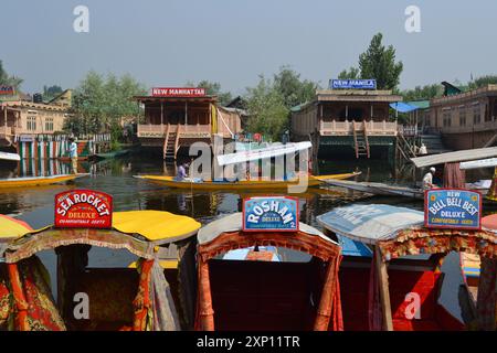 108) Case galleggianti d'epoca e shikara lungo il lago a Srinagar Foto Stock