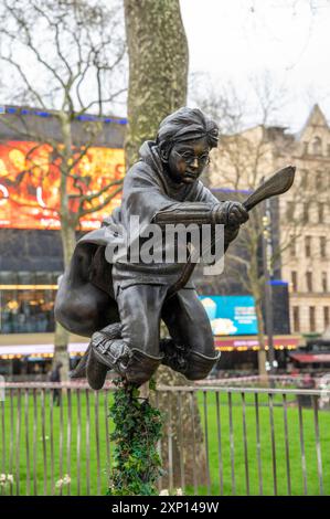 Londra, Regno Unito - 22 marzo 2024: Una statua di Harry Potter. Monumento di Daniel Radcliffe di Alex Zane. Leicester Square, Londra, Regno Unito. Foto Stock