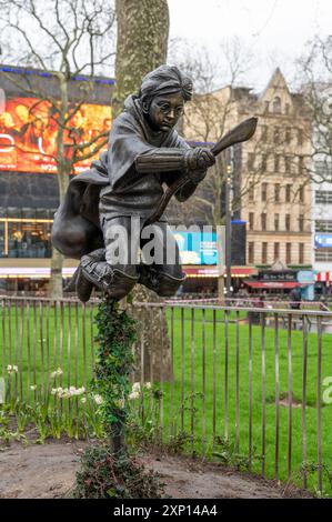 Londra, Regno Unito - 22 marzo 2024: Una statua di Harry Potter. Monumento di Daniel Radcliffe di Alex Zane. Leicester Square, Londra, Regno Unito. Foto Stock