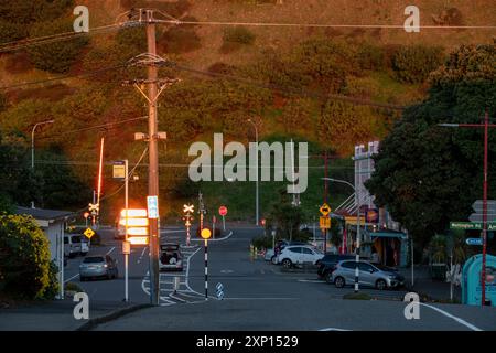 Vista al tramonto dei negozi Paekakariki a Kapiti, nuova Zelanda Foto Stock