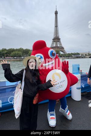 Pechino, Cina. 3 agosto 2024. Xu Yan, un Travel blogger di Xingtai cinese, posa per una foto prima della cerimonia di apertura dei Giochi Olimpici di Parigi 2024 a Parigi, Francia, 26 luglio 2024. Crediti: Xinhua/Alamy Live News Foto Stock