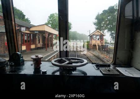 I conducenti possono ammirare la ferrovia del Kent e dell'East Sussex Heritage Railway del 1959 che va da Tenterden a Bodium Foto Stock