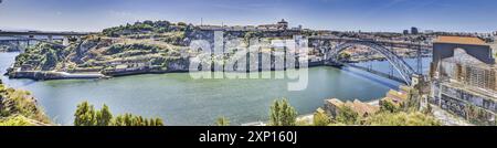 Una splendida vista aerea di un vivace paesaggio urbano metropolitano caratterizzato da fiumi e ponti Foto Stock