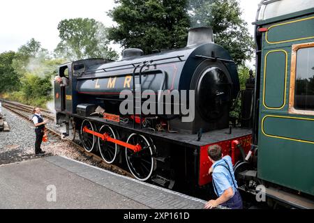 Motore con serbatoio a vapore "Swiftsure" WD classe WD75008 che lavora sulla ferrovia Kent e East Sussex Heritage che va da Tenterden a Bodium Foto Stock