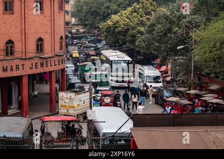 Delhi, India 12 febbraio 2024 strada trafficata vicino a Red Fort Foto Stock