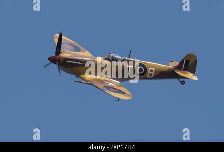 Un pilota dimostra le capacità del VS Spitfire durante il Royal International Air Tattoo (RIAT) del 2018 a RAF Fairford, Regno Unito (UK) Foto Stock