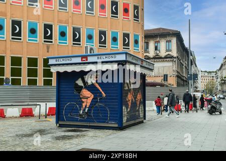 Un'edicola dipinta dallo Street artist Mr di maggio in largo Claudio Treves, quartiere di Brera, Milano, Lombardia, Italia Foto Stock