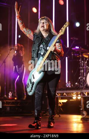 Wickham, Hampshire, Regno Unito. 2 agosto 2024. Wickham Festival 2024. Il titolo Suzi Quatro si esibisce sul palco. Credito SMI/Alamy Live News Foto Stock