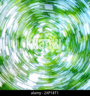 Un'immagine astratta accattivante e incantevole che mostra vibranti spirali di verde lussureggiante e blu intenso Foto Stock