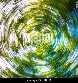 Un'immagine astratta accattivante e incantevole che mostra vibranti spirali di verde lussureggiante e blu intenso Foto Stock