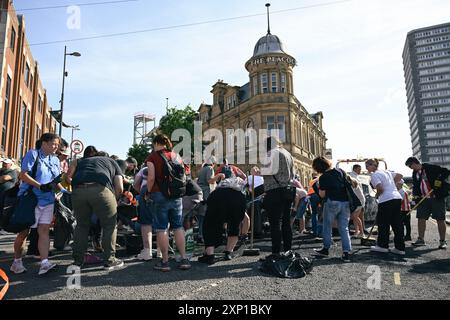 Sunderland, Regno Unito. 3 agosto 2024. I residenti di Sunderland, in Inghilterra, vanno in strada per ripulire dopo le proteste di estrema destra del 2 agosto. Crediti: Thomas Jackson/Alamy Live News Foto Stock