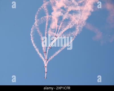 Fairford, Regno Unito. 19 LUGLIO 2024. RAF Falcons, il team RAF Parachute display, salta da un aereo C-17 eseguendo un innovativo display prima di atterrare sul campo a RAF Fairford. Foto Stock