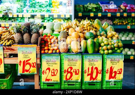 negozio di frutta con prezzi a varadero cuba - 2 maggio 2024. Foto di alta qualità Foto Stock