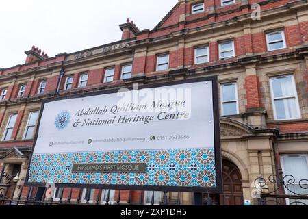 Liverpool, Regno Unito. 02 AGOSTO 2024. Firmare fuori dalla moschea di Abdullah Quilliam come manifestanti che si identificano come ala destra, nonché membri del SUTR e organizzazioni di sinistra riuniti sui lati opposti della strada fuori dalla moschea di Abdullah Quilliam, una delle prime moschee in Inghilterra sullo sfondo di rivolte in tutto il paese a seguito di un incidente a Southport. A parte alcune urla e alcuni manifestanti che hanno attraversato brevemente i lati, non si sono osservati problemi. Credito Milo Chandler/Alamy Live News Foto Stock