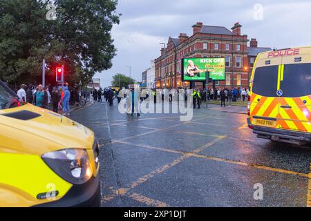 Liverpool, Regno Unito. 02 AGOSTO 2024. I manifestanti che si identificano come ala destra, così come i membri del SUTR e le organizzazioni di sinistra si sono riuniti sui lati opposti della strada fuori dalla moschea di Abdullah Quilliam, una delle prime moschee in Inghilterra, in uno sfondo di rivolte in tutto il paese a seguito di un incidente a Southport. A parte alcune urla e alcuni manifestanti che hanno attraversato brevemente i lati, non si sono osservati problemi. Credito Milo Chandler/Alamy Live News Foto Stock