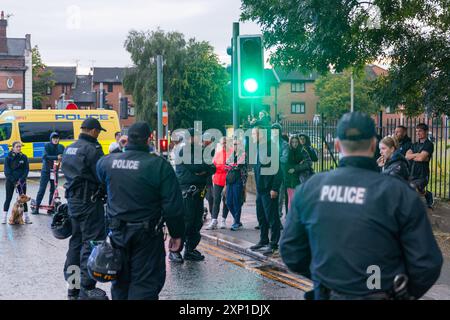 Liverpool, Regno Unito. 02 AGOSTO 2024. L'uomo parla con la polizia sul lato destro della strada. I manifestanti che si identificano come ala destra, così come i membri del SUTR e le organizzazioni di sinistra si sono riuniti sui lati opposti della strada fuori dalla moschea di Abdullah Quilliam, una delle prime moschee in Inghilterra, in uno sfondo di rivolte in tutto il paese a seguito di un incidente a Southport. A parte alcune urla e alcuni manifestanti che hanno attraversato brevemente i lati, non si sono osservati problemi. Credito Milo Chandler/Alamy Live News Foto Stock