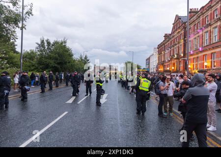 Liverpool, Regno Unito. 02 AGOSTO 2024. La polizia cerca di tenere separate entrambe le parti come manifestanti che si identificano come ala destra, così come membri del SUTR e organizzazioni di sinistra riuniti sui lati opposti della strada fuori dalla moschea Abdullah Quilliam, una delle prime moschee in Inghilterra, sullo sfondo di rivolte in tutto il paese a seguito di un incidente a Southport. A parte alcune urla e alcuni manifestanti che hanno attraversato brevemente i lati, non si sono osservati problemi. Credito Milo Chandler/Alamy Live News Foto Stock